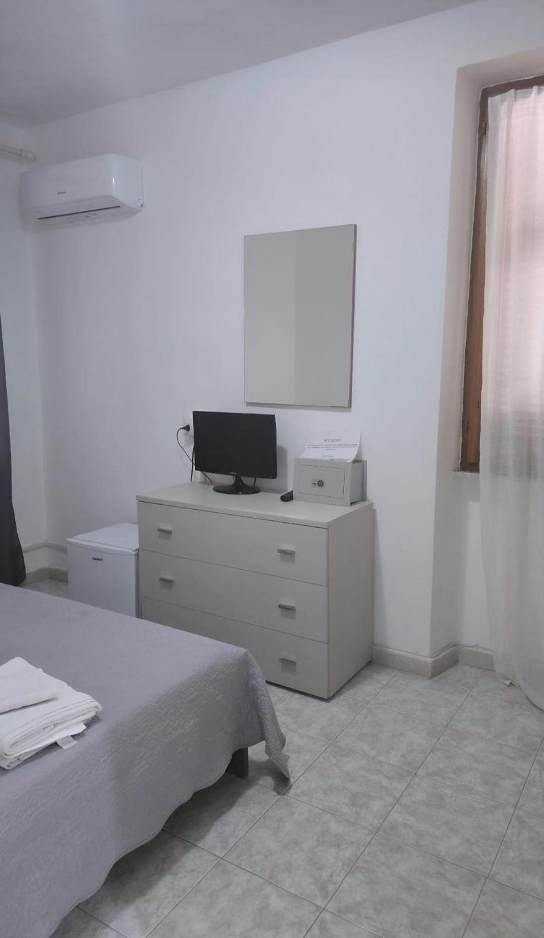 Guest House Tra Rocce E Mare La Maddalena  Exterior foto